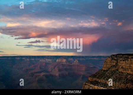 Blick über den Grand Canyon im Bundesstaat Arizona, wie die Sonnenuntergänge über dieses natürliche Phänomen vom South Rim gesehen. Stockfoto