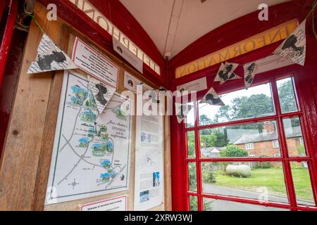 Kleines Jane Austen Museum in einer alten roten Telefonbox in Steventon, dem Dorf in Hampshire, in dem der berühmte Autor geboren wurde, England, Großbritannien Stockfoto