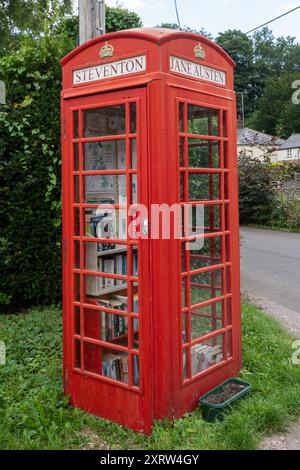 Kleines Jane Austen Museum in einer alten roten Telefonbox in Steventon, dem Dorf in Hampshire, in dem der berühmte Autor geboren wurde, England, Großbritannien Stockfoto