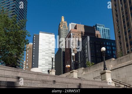 Blick nach oben auf die Architektur der Innenstadt von Chicago an einem sonnigen Tag Stockfoto