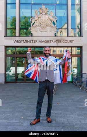 Westminster Magistrates Court, London, Großbritannien. August 2024. Der in London ansässige Iraner Niyak Ghorbani verlässt Westminster Court siegreich, nachdem er heute beide Fälle gewonnen hat. Die erste, die Anklage, einen Polizeibeamten zu vereidigen, wurde zurückgezogen, und die zweite, ein Verbot der Teilnahme an Demonstrationen des PSK oder Gegenprotesten, wurde aufgehoben. Quelle: Amanda Rose/Alamy Live News Stockfoto