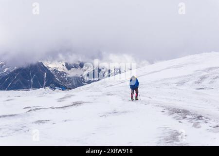 Elbrus, Russland - 31. Juli 2024: Bergsteiger klettern langsam auf den verschneiten Hang des Mount Elbrus Stockfoto