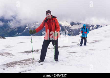 Elbrus, Russland - 31. Juli 2024: Bergsteiger klettern langsam auf den verschneiten Hang des Mount Elbrus Stockfoto