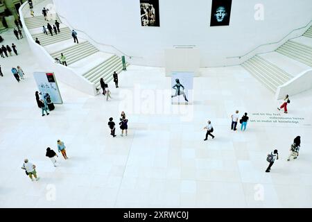 Besucher des Great Court of the British Museum in London, Großbritannien. Stockfoto