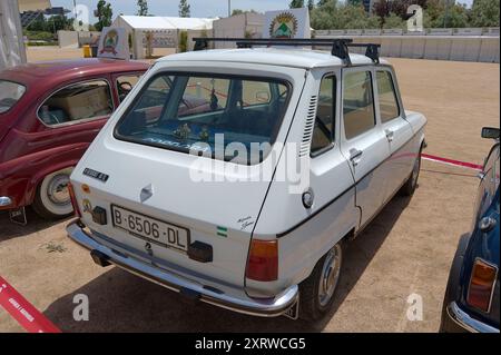 Viladecasn, SPANIEN - 12. AUGUST 2024: Bild eines unberührten weißen Renault 6 TL, der sich bei einer Oldtimer-Ausstellung in der Sonne sonnt. Ideal für Enthusiasten und Stockfoto