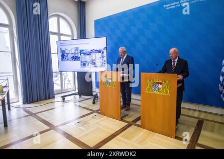 12. August 2024: BURKHARD KOERNER (Burkhard KÃ¶rner) Praesident des Bayerischen Verfassungsschutzes mit JOACHIM HERRMANN, Innenminister des Landes Bayern. Der Bayerische Verfassungsschutz veröffentlichte den Halbjahresbericht 2024, in dem er die Bedrohung des Landes Bayern und des Landes ausführlich darlegte. Quelle: ZUMA Press, Inc./Alamy Live News Stockfoto