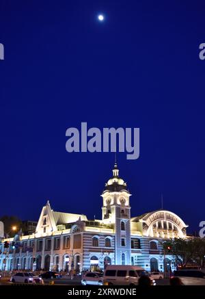 Nächtlicher Blick auf das China Railway Museum, ein spezialisiertes Eisenbahnmuseum Chinas, das sich auf der südöstlichen Seite des Tiananmen-Platzes in Peking, China, befindet Stockfoto