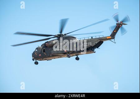 Geislingen, Deutschland. August 2024. Ein Sikorsky CH-53-Transporthubschrauber der Luftwaffe, der über die Staatsdomäne Waldhof fliegt. Das Gelände auf dem Landgebiet Waldhof im Landkreis Geislingen im Zollernalbkreis soll für Fallschirmflugübungen und Übungen zum Abwerfen von Lasten durch das Sonderkommando (KSK) der Bundeswehr und der US-Armee genutzt werden. Quelle: Silas Stein/dpa/Alamy Live News Stockfoto