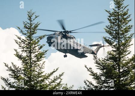 Geislingen, Deutschland. August 2024. Ein Sikorsky CH-53-Transporthubschrauber der Luftwaffe, der über die Staatsdomäne Waldhof fliegt. Das Gelände auf dem Landgebiet Waldhof im Landkreis Geislingen im Zollernalbkreis soll für Fallschirmflugübungen und Übungen zum Abwerfen von Lasten durch das Sonderkommando (KSK) der Bundeswehr und der US-Armee genutzt werden. Quelle: Silas Stein/dpa/Alamy Live News Stockfoto