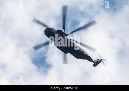 Geislingen, Deutschland. August 2024. Ein Sikorsky CH-53-Transporthubschrauber der Luftwaffe, der über die Staatsdomäne Waldhof fliegt. Das Gelände auf dem Landgebiet Waldhof im Landkreis Geislingen im Zollernalbkreis soll für Fallschirmflugübungen und Übungen zum Abwerfen von Lasten durch das Sonderkommando (KSK) der Bundeswehr und der US-Armee genutzt werden. Quelle: Silas Stein/dpa/Alamy Live News Stockfoto