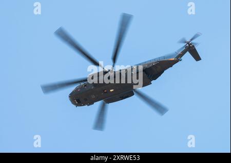 Geislingen, Deutschland. August 2024. Ein Sikorsky CH-53-Transporthubschrauber der Luftwaffe, der über die Staatsdomäne Waldhof fliegt. Das Gelände auf dem Landgebiet Waldhof im Landkreis Geislingen im Zollernalbkreis soll für Fallschirmflugübungen und Übungen zum Abwerfen von Lasten durch das Sonderkommando (KSK) der Bundeswehr und der US-Armee genutzt werden. Quelle: Silas Stein/dpa/Alamy Live News Stockfoto