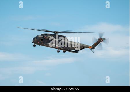 Geislingen, Deutschland. August 2024. Ein Sikorsky CH-53-Transporthubschrauber der Luftwaffe, der über die Staatsdomäne Waldhof fliegt. Das Gelände auf dem Landgebiet Waldhof im Landkreis Geislingen im Zollernalbkreis soll für Fallschirmflugübungen und Übungen zum Abwerfen von Lasten durch das Sonderkommando (KSK) der Bundeswehr und der US-Armee genutzt werden. Quelle: Silas Stein/dpa/Alamy Live News Stockfoto