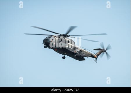 Geislingen, Deutschland. August 2024. Ein Sikorsky CH-53-Transporthubschrauber der Luftwaffe, der über die Staatsdomäne Waldhof fliegt. Das Gelände auf dem Landgebiet Waldhof im Landkreis Geislingen im Zollernalbkreis soll für Fallschirmflugübungen und Übungen zum Abwerfen von Lasten durch das Sonderkommando (KSK) der Bundeswehr und der US-Armee genutzt werden. Quelle: Silas Stein/dpa/Alamy Live News Stockfoto