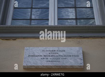 PRODUKTION - 12. August 2024, Hessen, Frankfurt/Main: Eine Marmortafel an der Fassade des Goethe-Hauses in der Frankfurter Innenstadt trägt die Inschrift „Johann Wolfgang Goethe wurde in diesem Haus am 28. August 1749 geboren“. Dieses Jahr feiert ein doppeltes Jubiläum: Den 275. Geburtstag des Dichters und den 250. Jahrestag seines Werkes "die Leiden des jungen Werther". Zahlreiche Orte in Hessen haben etwas mit beidem zu tun. Foto: Arne Dedert/dpa Stockfoto