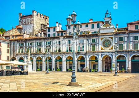 Piazza della Loggia, Brescia, Lombardei, Italien mit dem Astronomischen Turm auf der Ostseite. Stockfoto