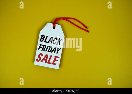 Blace Friday Sale on Price Anhänger mit hölzernem Kleiderbügel von oben auf gelbem Hintergrund Stockfoto