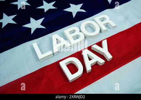 Happy Labor Day Alphabet Buchstabe mit US-Flagge amerikanischer Feiertagshintergrund Stockfoto