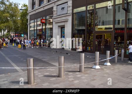 London, England, Großbritannien. August 2024. Polizei am Tatort am Leicester Square nach einem Messerstecher. Berichten zufolge wurde ein Mann in Gewahrsam genommen und zwei Opfer wurden gemeldet: Ein 11-jähriges Mädchen und eine 34-jährige Frau. (Kreditbild: © Vuk Valcic/ZUMA Press Wire) NUR REDAKTIONELLE VERWENDUNG! Nicht für kommerzielle ZWECKE! Quelle: ZUMA Press, Inc./Alamy Live News Stockfoto