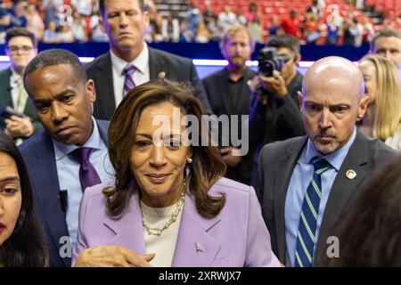 Las Vegas, Usa. August 2024. Die US-Vizepräsidentin Kamala Harris trifft und begrüßt ihre Anhänger nach ihrer Rede bei der Wahlkampfveranstaltung mit Tim Walz, dem Gouverneur der Demokraten Minnesota, im Thomas & Mack Center in Las Vegas. Quelle: SOPA Images Limited/Alamy Live News Stockfoto