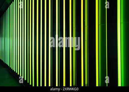 Abstrakter 3D-Hintergrund grüner Neonlinien, die nach unten gleiten Stockfoto