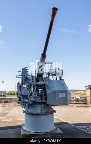 CHATHAM, KENT, GROSSBRITANNIEN, 9. AUGUST. Blick auf eine alte Bofors-Waffe in Chatham, Kent, Großbritannien am 9. August 2024 Stockfoto