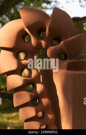 Skulpturen-Display Metall geschnitten, Doddington Hall Lincolnshire, Ausschnitt von Hand gemacht, natürlich aussehende Gartenfiguren, Statuen, öffentlichen Raum, Skulpturen, Kunst. Stockfoto