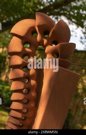 Skulpturen-Display Metall geschnitten, Doddington Hall Lincolnshire, Ausschnitt von Hand gemacht, natürlich aussehende Gartenfiguren, Statuen, öffentlichen Raum, Skulpturen, Kunst. Stockfoto