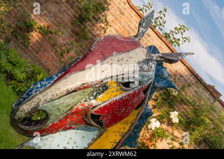 Skulpturen-Display Metall geschnitten, Doddington Hall Lincolnshire, Ausschnitt von Hand gemacht, natürlich aussehende Gartenfiguren, Statuen, öffentlichen Raum, Skulpturen, Kunst. Stockfoto