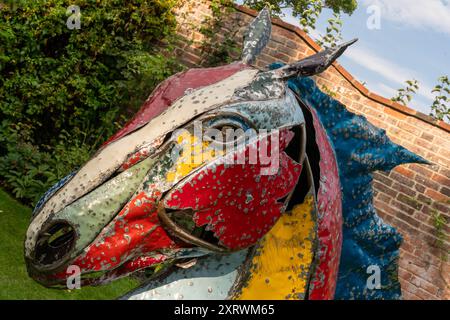 Skulpturen-Display Metall geschnitten, Doddington Hall Lincolnshire, Ausschnitt von Hand gemacht, natürlich aussehende Gartenfiguren, Statuen, öffentlichen Raum, Skulpturen, Kunst. Stockfoto