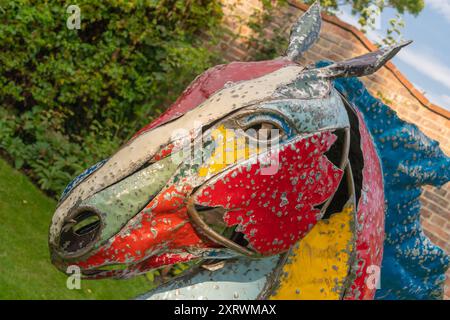 Skulpturen-Display Metall geschnitten, Doddington Hall Lincolnshire, Ausschnitt von Hand gemacht, natürlich aussehende Gartenfiguren, Statuen, öffentlichen Raum, Skulpturen, Kunst. Stockfoto