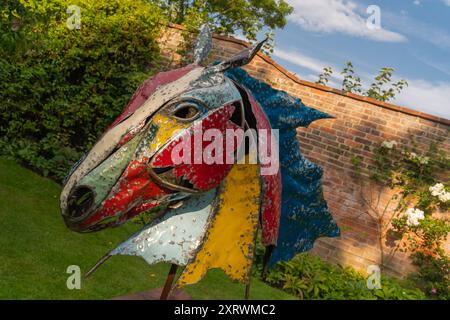 Skulpturen-Display Metall geschnitten, Doddington Hall Lincolnshire, Ausschnitt von Hand gemacht, natürlich aussehende Gartenfiguren, Statuen, öffentlichen Raum, Skulpturen, Kunst. Stockfoto