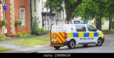 Durham Police Mehrzweck-Patrouillenfahrzeug-Passagierraum hinter dem Fahrer und Stauraum hinten, rückwärts in einen Parkplatz bei Sedgefield England UK Stockfoto