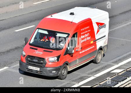 Transporter-Fahrer im schnellen Werk-Verleih-Geschäft, der Ford Transit Nutzfahrzeug-Seite vorn und Luftsicht M25-Autobahn in Essex England Großbritannien fährt Stockfoto