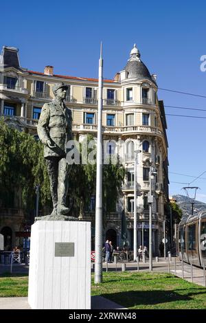 Statue du Général de Gaulle, Statue von Charles de Gaulle am Place Charles de Gaulle, Nizza, Frankreich, mit Menschen, der Straßenbahn und dem Wohnhaus. Stockfoto