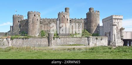 Das historische Gebäude von Conwy Castle, das unter Denkmalschutz steht, befindet sich neben einem Teil der Röhrenbahnbrücke über den Fluss Conwy, entworfen von Robert Stephenson in Nordwales, Großbritannien Stockfoto