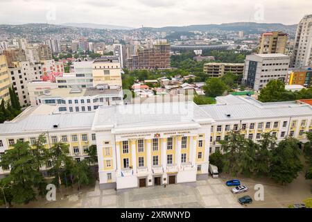 Tiflis, Georgien - 9. august 2024: Aus der Vogelperspektive das Gebäude der Georgischen Technischen Universität. Wichtigste und größte technische Universität Georgiens. Edu Stockfoto