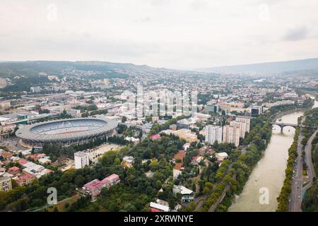 9. august 2024 - Tiflis, Georgien: Luftanflug über die Boris Paitchadze Dinamo Arena, ehemals Boris Paitchadze National Stadium bekannt. Stockfoto