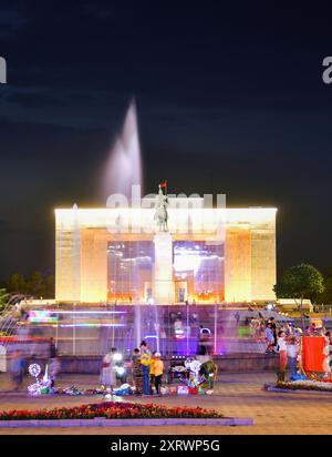 Bischkek, Kirgisistan - 25. september 2023: Besuch der Manas-Statue auf dem Ala-Too-Platz. Staatliches Geschichtsmuseum und Brunnen mit Touristen auf dem Stadtplatz Stockfoto