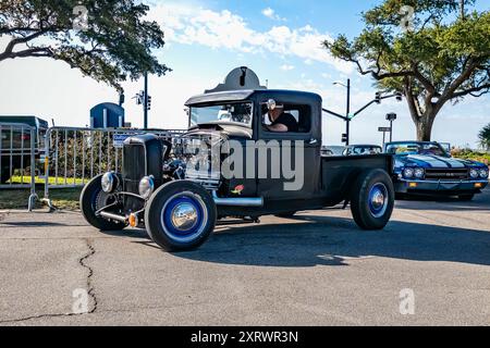 Gulfport, MS - 2. Oktober 2023: Low-perspektivische Vorderansicht eines Ford Hot Rod Pickup-Trucks aus dem Jahr 1932 auf einer lokalen Autoshow. Stockfoto