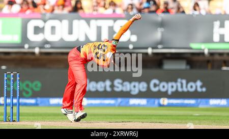 Birmingham, Großbritannien. August 2024. Issy Wong von Birmingham Phoenix im Bowling während des Hundred Women's Matches zwischen Birmingham Phoenix Women und Trent Rockets Women am 12. August 2024 auf dem Edgbaston Cricket Ground in Birmingham, England. Foto von Stuart Leggett. Nur redaktionelle Verwendung, Lizenz für kommerzielle Nutzung erforderlich. Keine Verwendung bei Wetten, Spielen oder Publikationen eines einzelnen Clubs/einer Liga/eines Spielers. Quelle: UK Sports Pics Ltd/Alamy Live News Stockfoto