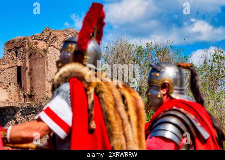 Römische Legionäre der „Gruppo Storico Romano“ für die Natale di Roma im Circus Maximus, Rom Italien Stockfoto