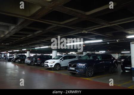 Autos parken in der Tiefgarage am Plaza de La Marina. Málaga, Südspanien. Stockfoto