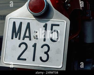 Ein altes Malaga-Motorradkennzeichen von 1957 auf einem klassischen Derbi-Motorrad. Málaga, Südspanien. Stockfoto