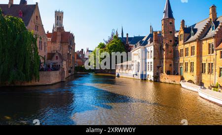 Wunderschöner Kanal bei Sonnenuntergang in Brüssel, Belgien Stockfoto