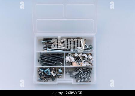 Offene Kunststoffbox mit speziellen Fächern für Schrauben und Nägel Stockfoto