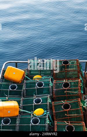 Nahaufnahme von verwitterten Fischfallen und Bojen in einem Fischerhafen in Galicien, Spanien. Stockfoto