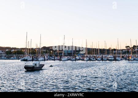 Kleine Boote, die an einem sonnigen Sommertag im Yachtclub von Portonovo (Pontevedra, Spanien) ankern. Stockfoto