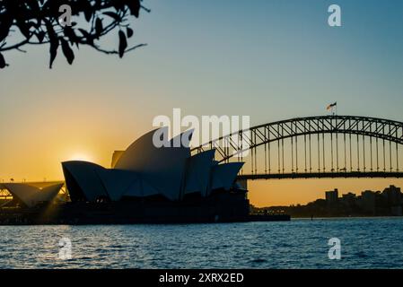 Sydney, Australien, 26. Juli 2023. Wunderschöner Blick auf das Sydney Opera House und die Sydney Harbour Bridge während des Sonnenuntergangs. Stockfoto