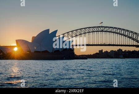 Sydney, Australien, 26. Juli 2023. Wunderschöner Blick auf das Sydney Opera House und die Sydney Harbour Bridge während des Sonnenuntergangs. Stockfoto