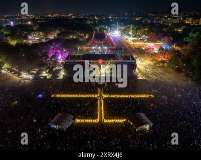 08.11.24. Budapest, Ungarn. Aus der Vogelperspektive über das Sziget-Festival in Budapest. Dies ist das größte Festival in Ungarn jedes Jahr. Es gibt Konzerte, Stockfoto